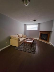 Cozy 3 bedroom town house 20 min from Ottawa down town and airport