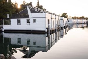 The Sea Lodges Portoroz - Hausboot Floating Sea House