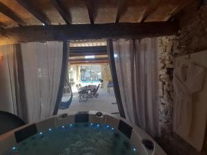 Maisons de vacances Le gite de Sainte Valiere PISCINE et SPA : photos des chambres