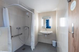 Hotels B&B HOTEL Bordeaux Centre Gare Saint-Jean : Chambre Double - Accessible aux Personnes à Mobilité Réduite 