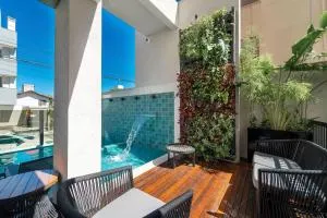 Lindo Apartamento com 2 suítes e piscina em Bombas 705 - Bombas