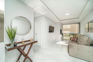 Lindo Apartamento com 2 suítes e piscina em Bombas 705