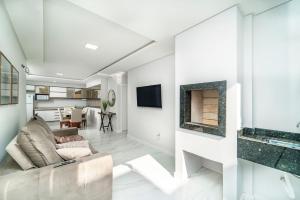 Lindo Apartamento com 2 suítes e piscina em Bombas 705