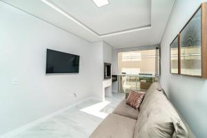 Lindo Apartamento com 2 suítes e piscina em Bombas 705