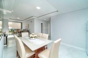 Lindo Apartamento com 2 suítes e piscina em Bombas 705