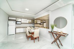 Lindo Apartamento com 2 suítes e piscina em Bombas 705