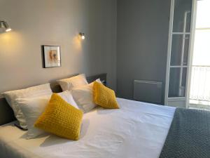 Hotels Logis Hotel Castel de Mirambel : photos des chambres