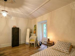 Maisons de vacances Gite Saint-Denis-de-Cabanne, 3 pieces, 6 personnes - FR-1-496-230 : photos des chambres