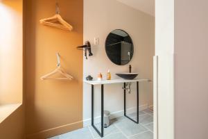 B&B / Chambres d'hotes LAROZIERE Chambres d’hotes : Chambre Double avec Salle de Bains Privative