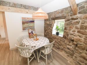 Sunstone Garreg Haul