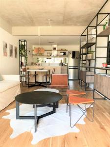 Stylish Apartment by River with Pool & Grill