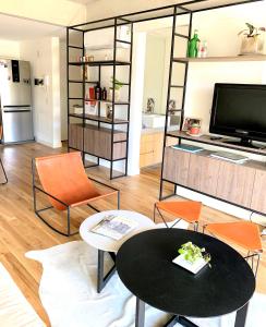 Stylish Apartment by River with Pool & Grill