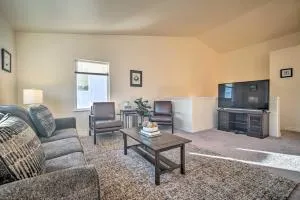 Quaint Anchorage Townhome - 6 Miles to Downtown! - Eagle River