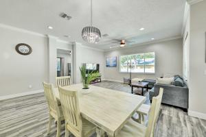 Beautiful Getaway ~ 4 Miles to Venice Beach!