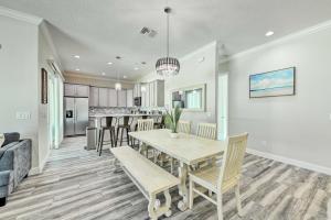 Beautiful Getaway ~ 4 Miles to Venice Beach!