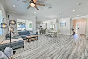 Beautiful Getaway ~ 4 Miles to Venice Beach!