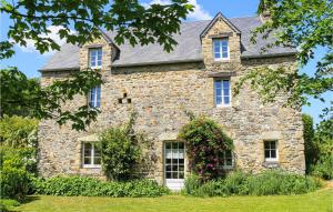 Maisons de vacances Stunning home in Monthuchon with 4 Bedrooms and WiFi : photos des chambres