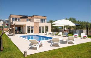Stunning Home In Vodnjan With Outdoor Swimming Pool