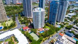 The Crest Apartments - Main Beach