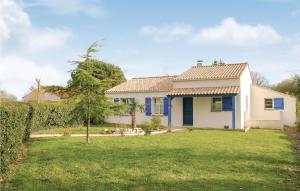 Maisons de vacances Nice home in St Maixent sur Vie with 4 Bedrooms, Private swimming pool and Indoor swimming pool : photos des chambres