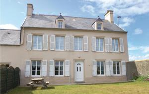 Maisons de vacances Beautiful home in Saint-Marcouf with 4 Bedrooms and WiFi : photos des chambres