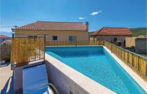 Four-Bedroom Holiday Home In Slatine - 斯拉汀