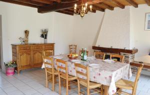 Maisons de vacances Three-Bedroom Holiday Home in Chigny : photos des chambres
