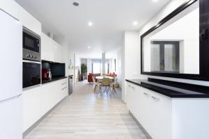 New 140m2 loft-style flat at town heart, 3 beaches close CASA LEON