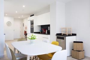 New 140m2 loft-style flat at town heart, 3 beaches close CASA LEON