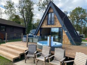 Widgeon Bespoke Cabin is lakeside with Private fishing peg, hot tub situated at Tattershall Lakes Country Park - 4hvězdičkové hotely ve městě Tattershall