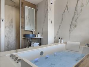 Suites JM - Les Pins Marines - Jacuzzi & Vue Mer