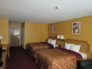 Queen Room with Two Queen Beds - Non-Smoking room in Parkfield Inn - Warsaw