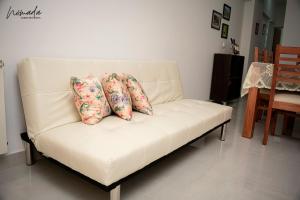 Departamento en calle principal, cómodo, hasta 4.