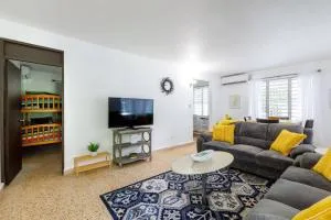 Huge Porch House in Rainforest 15 min from Beach - Sabana