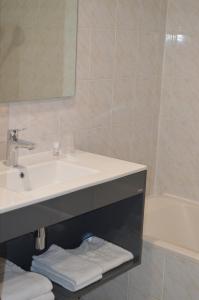 Hotels Logis Hotel du Parc-Restaurant - Le Rouget de Lisle : Chambre Standard Lit Queen-Size