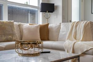 Kensington Calgary 4BR Sleeps 8 Great Groups