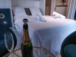 Appartements Le charme du centre YourHostHelper : photos des chambres