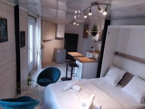 Appartements Le charme du centre YourHostHelper : photos des chambres