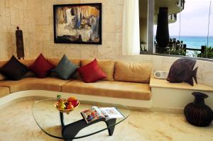 El Taj Oceanfront and Beachside Condo Hotel