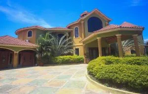 Luxury 10 Bedroom Villa-Millbrooks - Ironshore