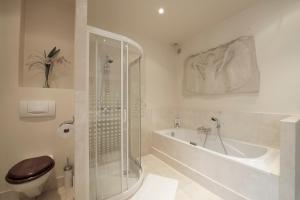 B&B / Chambres d'hotes La Villa Paris - B&B : Chambre Lit King-Size avec Baignoire Spa