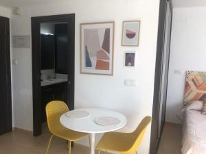 Apartmento studio boho a 1 minuto del puerto y la playa!