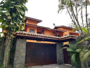 Casa 5 suítes com piscina e churrasqueira