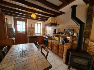 Maisons de vacances Gite Dampierre-en-Burly, 3 pieces, 4 personnes - FR-1-590-43 : photos des chambres