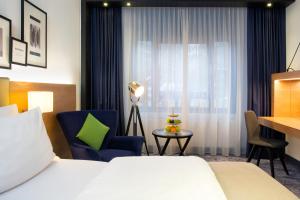 Standard Queen Room with Bath and Shower Combination room in Holiday Inn Stuttgart an IHG Hotel