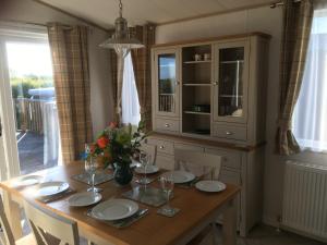 Hedgerow Lodge with Hot Tub