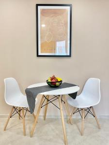 Studio for 4 Guests Next to Mall & Free Street Parking