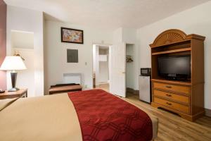 Econo Lodge Inn & Suites Lake Harmony - Pocono Mountains Area