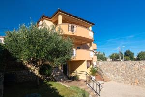 La Vista apartments with pool