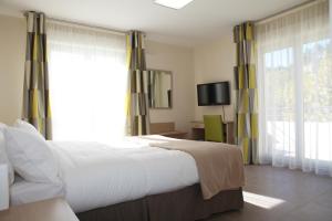 Hotels The Originals Boutique, Hotel l'Occitan, Aubagne : Chambre Double avec Terrasse